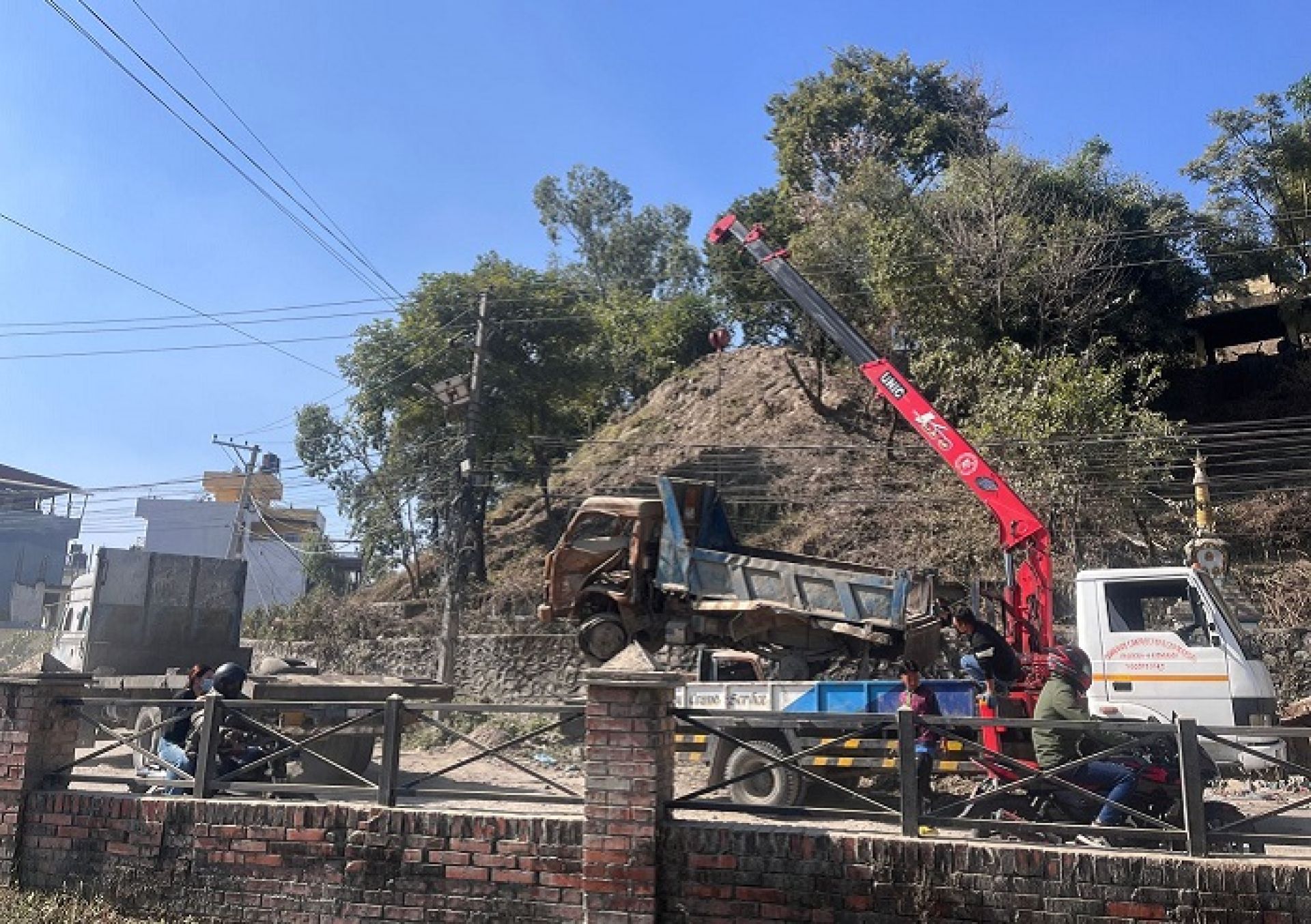 मन्त्री घिसिङको निर्देशनपछि बागमती नदी किनारका बेवारिसे सवारी साधन हटाउन सुरु